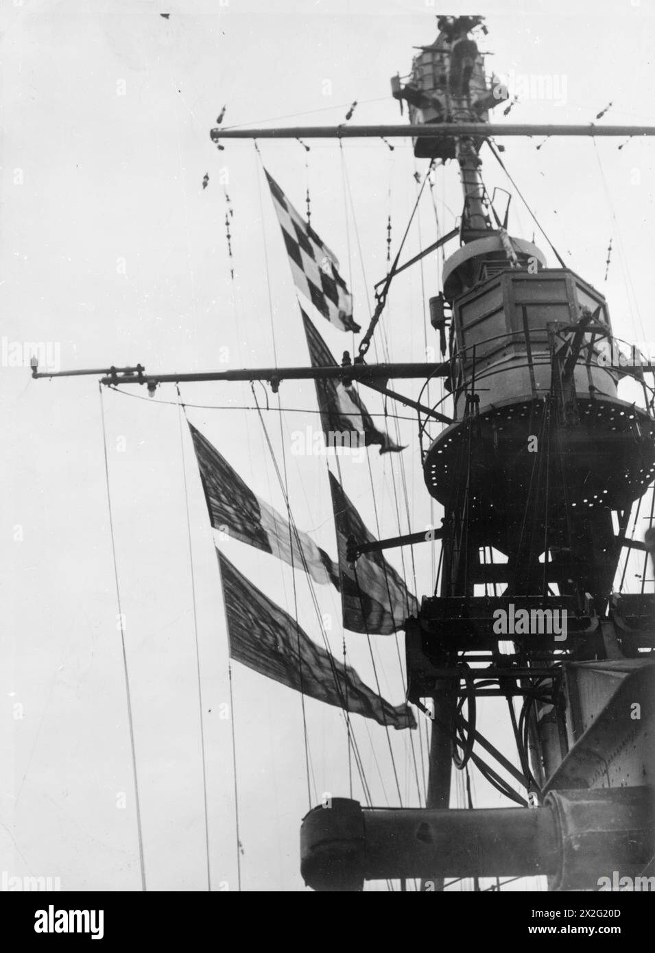 Dal 18 al 21 febbraio 1943, il re visitò la Home Fleet a Scapa Flow con l'uniforme dell'ammiraglio della flotta. Il segnale "Splice the Main Brace" fu issato sulla HMS Scilla mentre era partito. Foto Stock