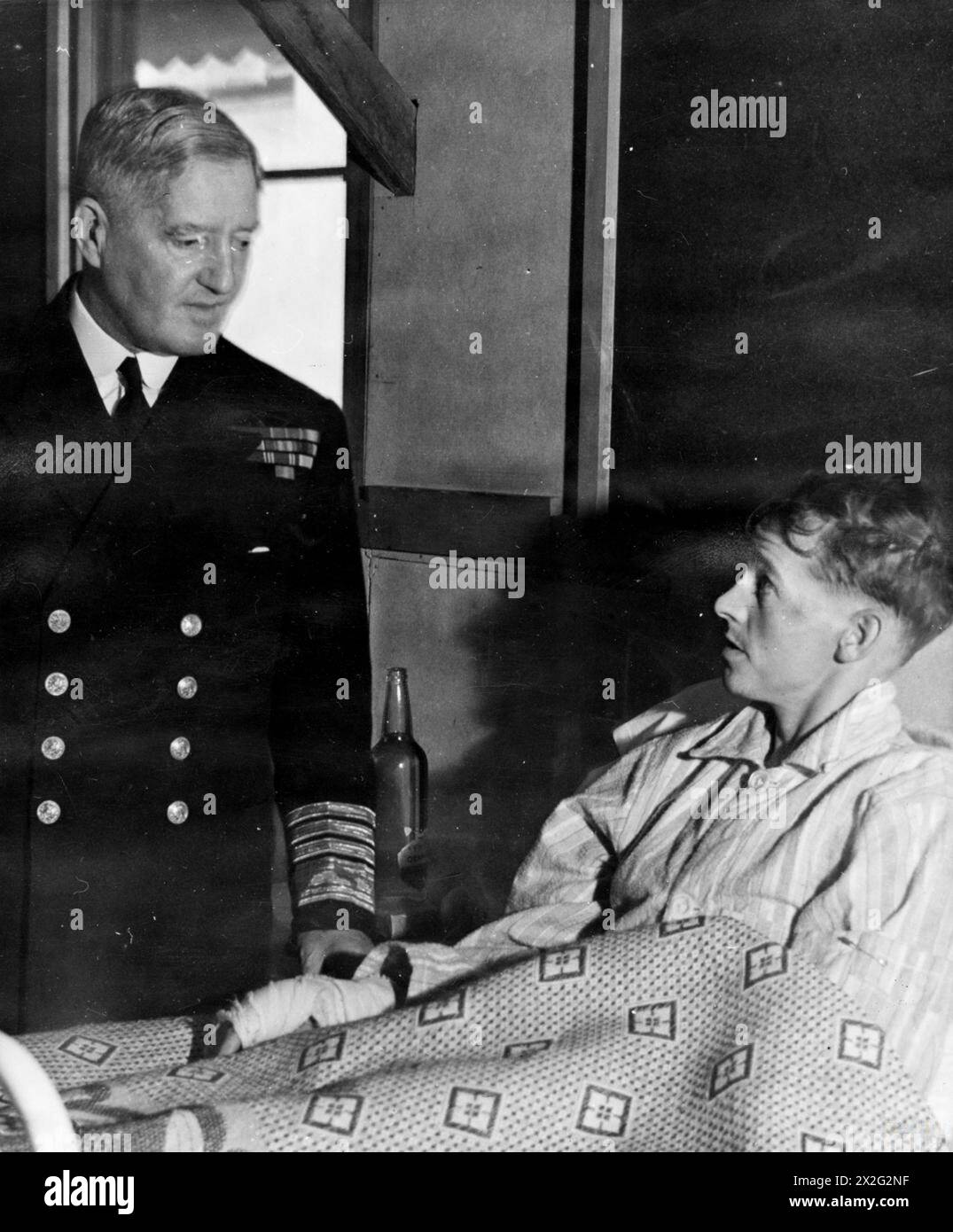 Nel maggio 1945, Sir Bruce Fraser, C-in-C British Pacific Fleet, ispezionò le vittime navali volate in ambulanza aerea dalle zone di battaglia del Pacifico al Royal Naval Hospital, Herne Bay, Sydney, ascoltando i resoconti di Able Seaman J McArdle. Foto Stock