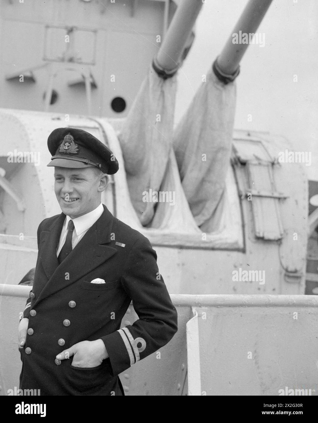 Il tenente J K Smithells di Hayling Island è il primo tenente a bordo della HMS Bleasdale. Foto Stock