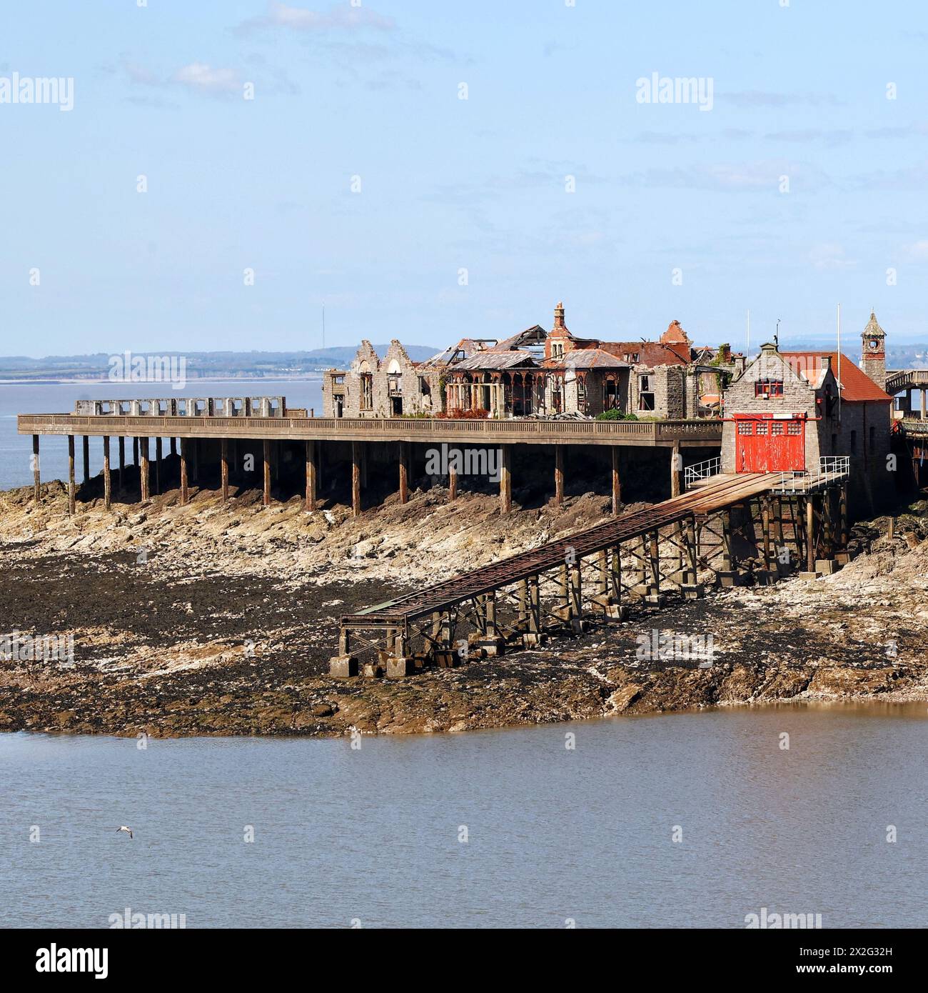 Weston Super Mare, Somerset, Regno Unito. 20 aprile 2024. Resti del molo di Birnbeck, Weston Super Mare. Crediti: Nidpor/Alamy Live News Foto Stock
