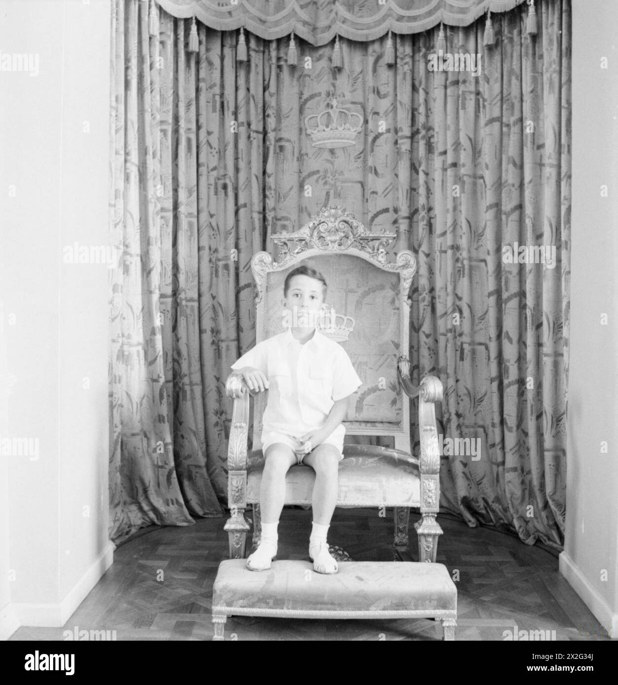 Re Faysal II d'Iraq è raffigurato sul suo trono in un ritratto formale di Cecil Beaton. Foto Stock