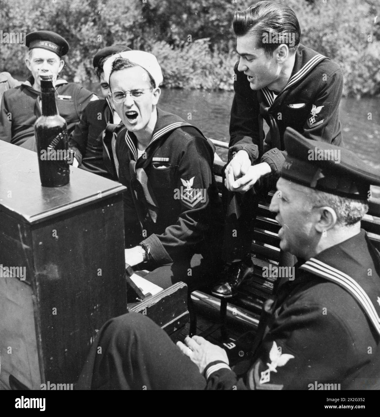 Nel luglio 1943, i marinai statunitensi hanno goduto di una "vacanza per camerieri" sul Tamigi, visitando Hampton Court, Runnymede e Windsor, con un battello a vapore accompagnato dai lanci della Home Guard; un marinaio ha eseguito una baracca marina. Foto Stock