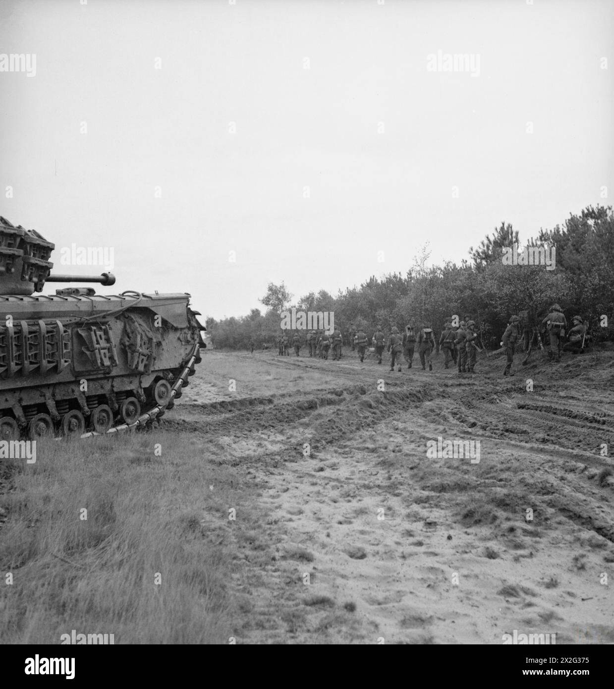 Il 14 ottobre 1944, un carro armato Churchill Mk IV dell'esercito britannico sostenne la fanteria della 3rd Division durante l'attacco a Overloon, Paesi Bassi, come parte delle operazioni NW Europe. Foto Stock