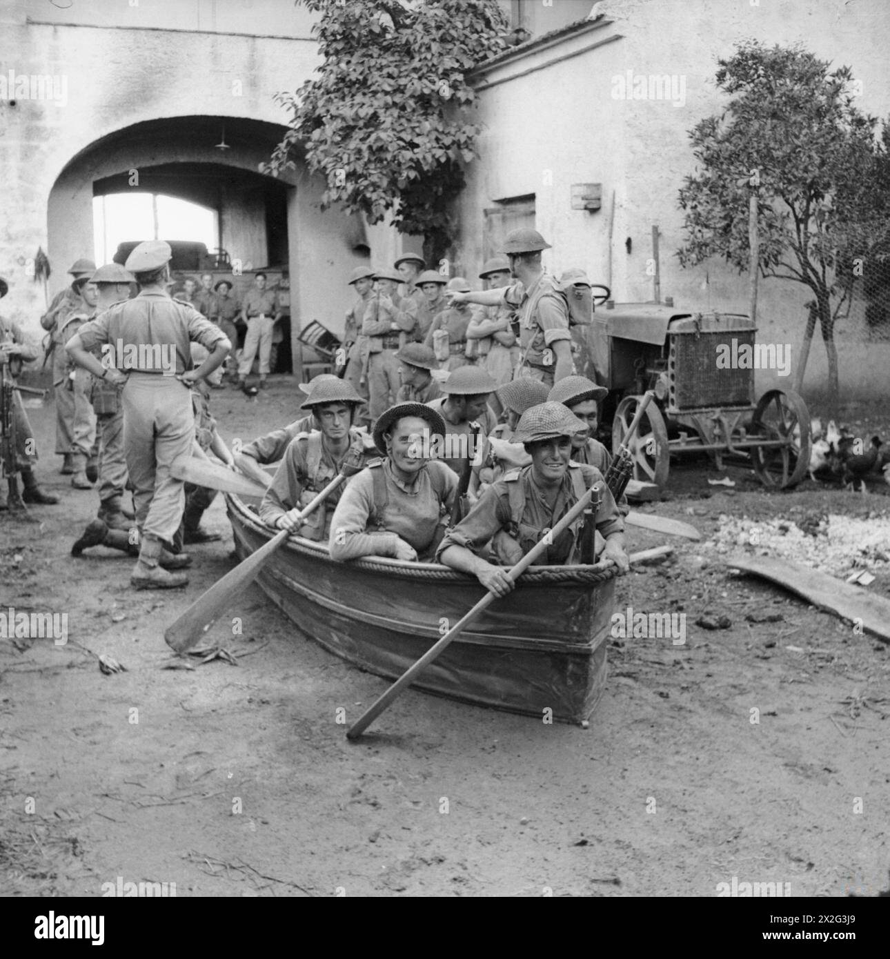 Una sezione di fanteria della compagnia "B", 1/6th Queen's Regiment, testa le barche collassabili in un cortile vicino al fiume Volturno l'8 ottobre 1943 in preparazione per l'attraversamento del fiume. Foto Stock
