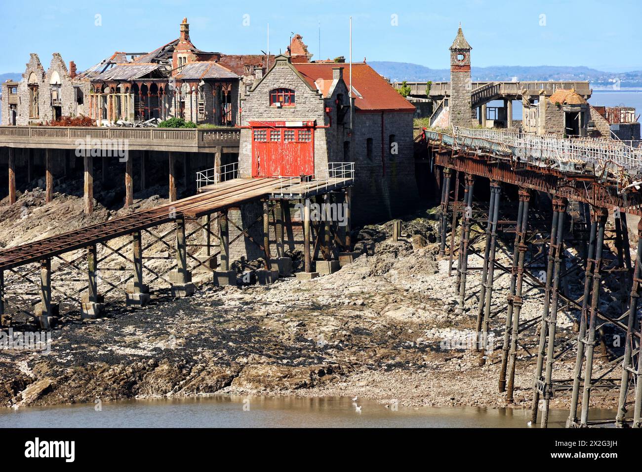 Weston Super Mare, Somerset, Regno Unito. 20 aprile 2024. Resti del molo di Birnbeck, Weston Super Mare. Crediti: Nidpor/Alamy Live News Foto Stock