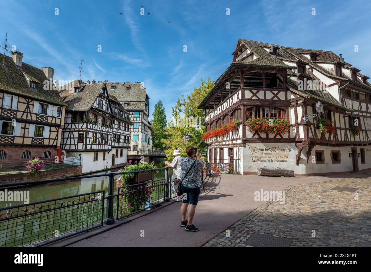 Turisti nella Petite France, un famoso quartiere di Venezia a Strasburgo, Francia Foto Stock