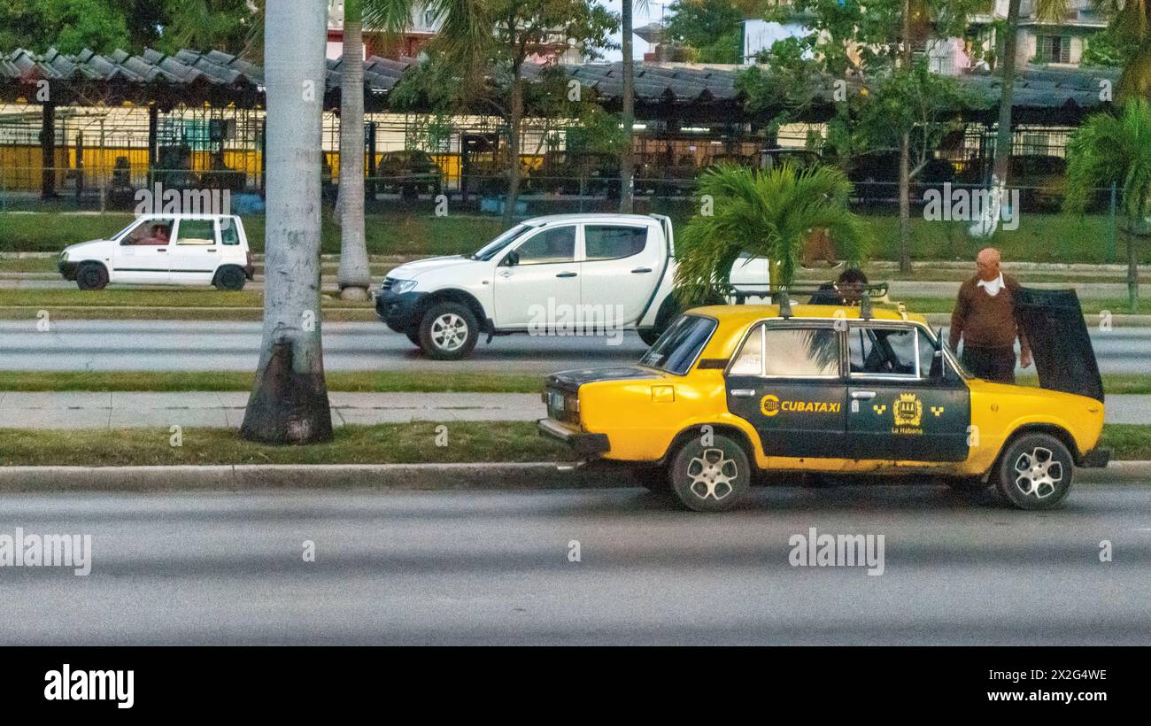 macchina lada russa rotta con marchio cubataxi o taxi cuba, boyeros avenue Foto Stock