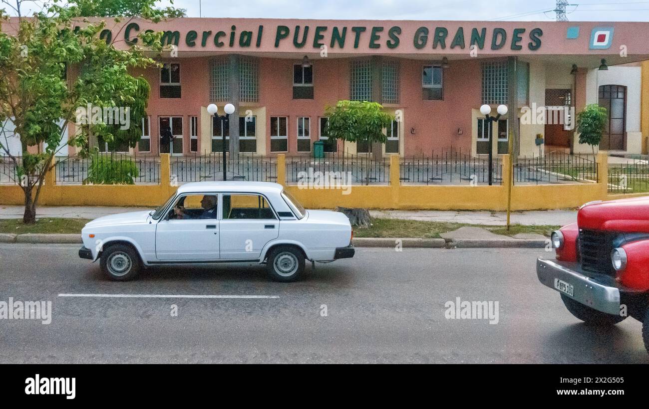 Auto lada russa in auto dal Centro Comercial Puentes Grandes Foto Stock
