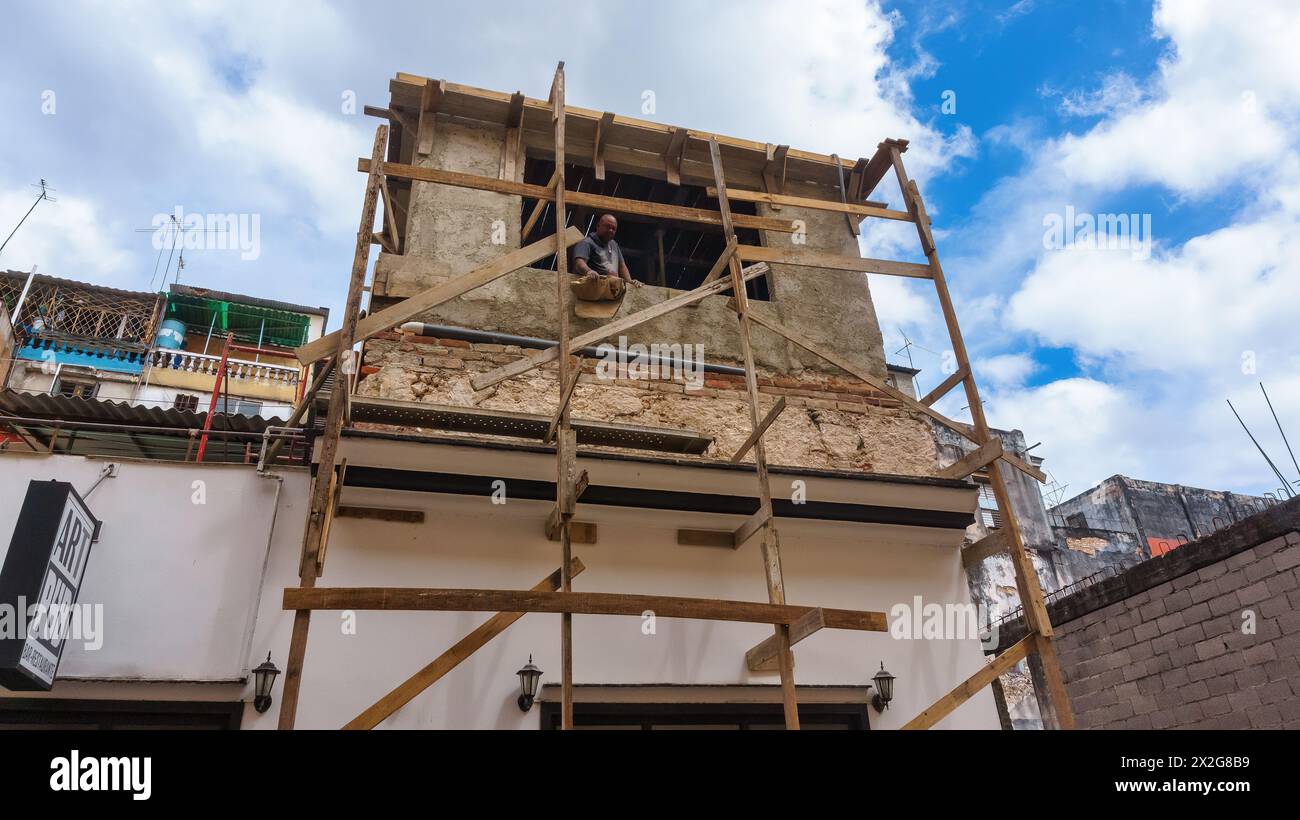 Impalcature in legno in espansione edilizia in una casa, Cuba Foto Stock