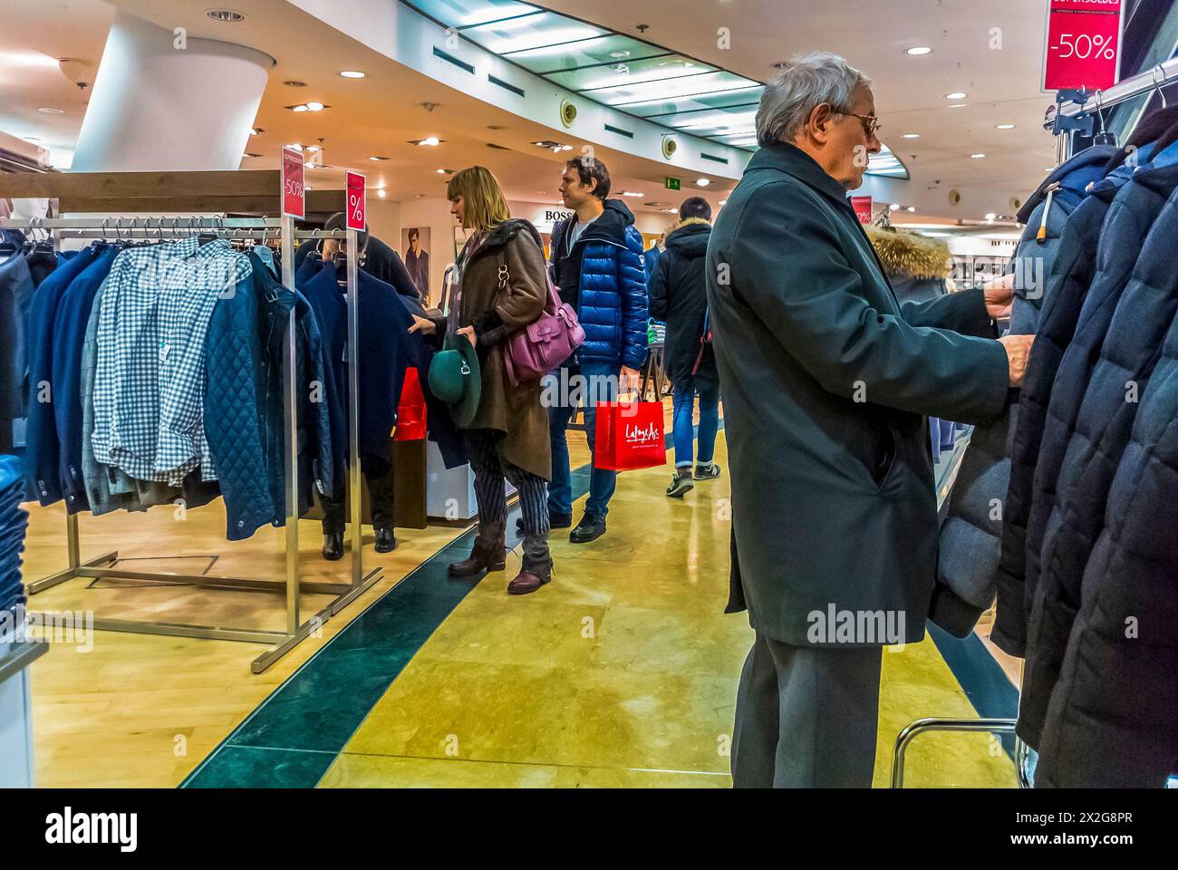 Berlino, Germania, viste all'interno dei grandi magazzini "Galeries Lafayette", del centro commerciale, dello shopping di abiti, delle vendite, dell'abbigliamento maschile, della moda maschile Foto Stock