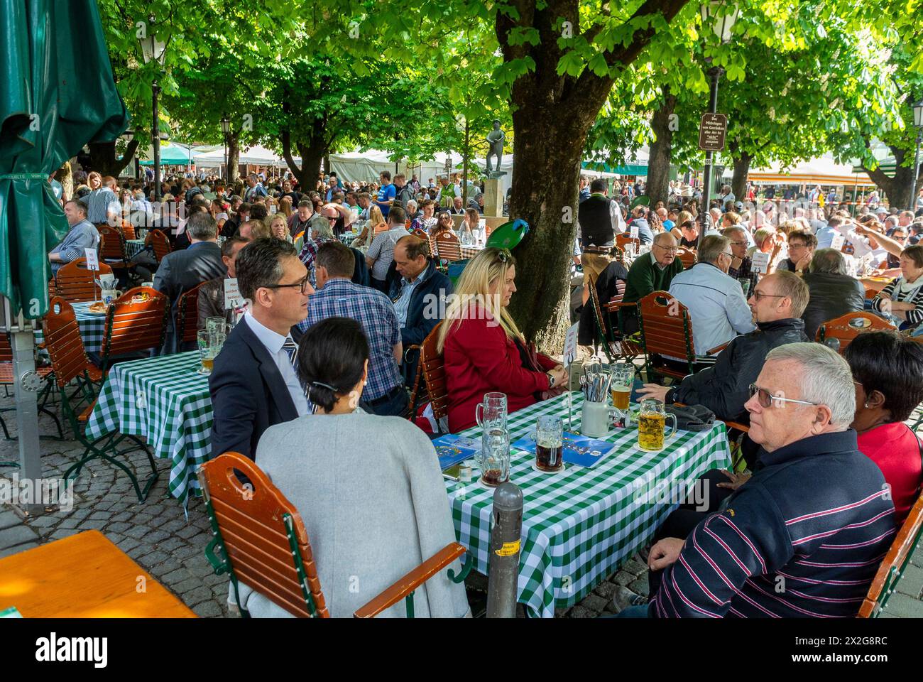 Monaco di Baviera, Germania, gente tedesca, pubblico, bere birra, birreria all'aperto, Piazza della città, centro città Foto Stock