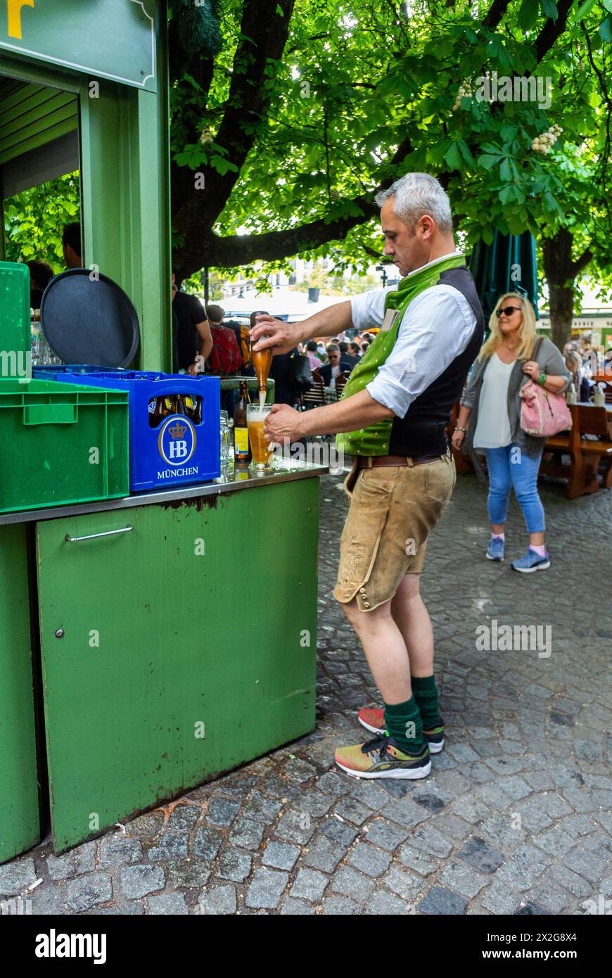 Monaco di Baviera, Germania, gente tedesca, pubblico, bere birra, birreria all'aperto, Piazza della città, centro città Foto Stock
