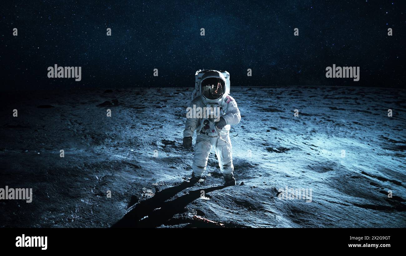 L'astronauta solitario cammina sulla superficie lunare. Missione lunare ed esplorazione. Space Man sulla Luna Foto Stock