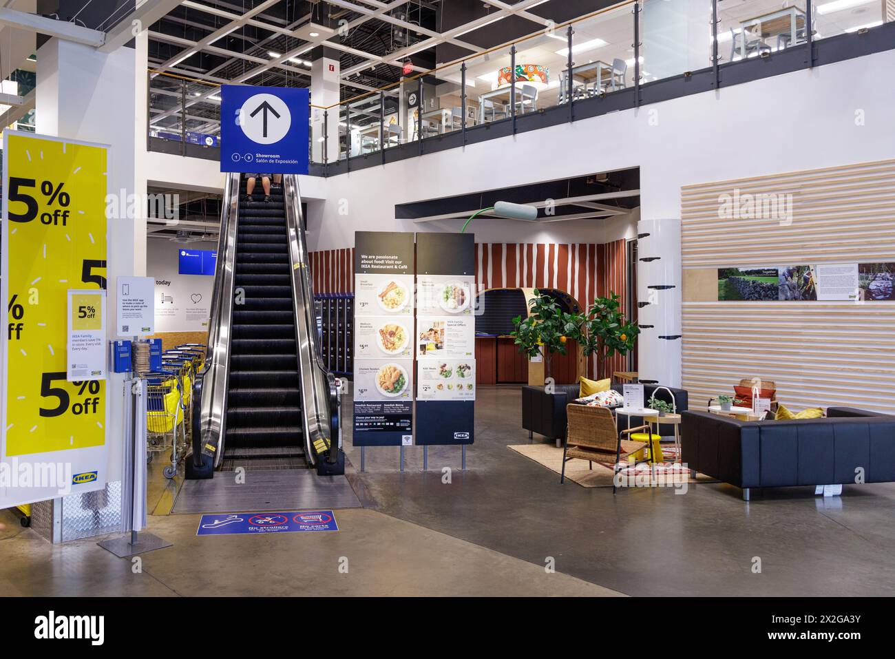 Scala mobile all'ingresso del negozio IKEA a Orlando, Florida Foto Stock Scala mobile all'ingresso del negozio IKEA a Orlando, Florida Foto Stock
