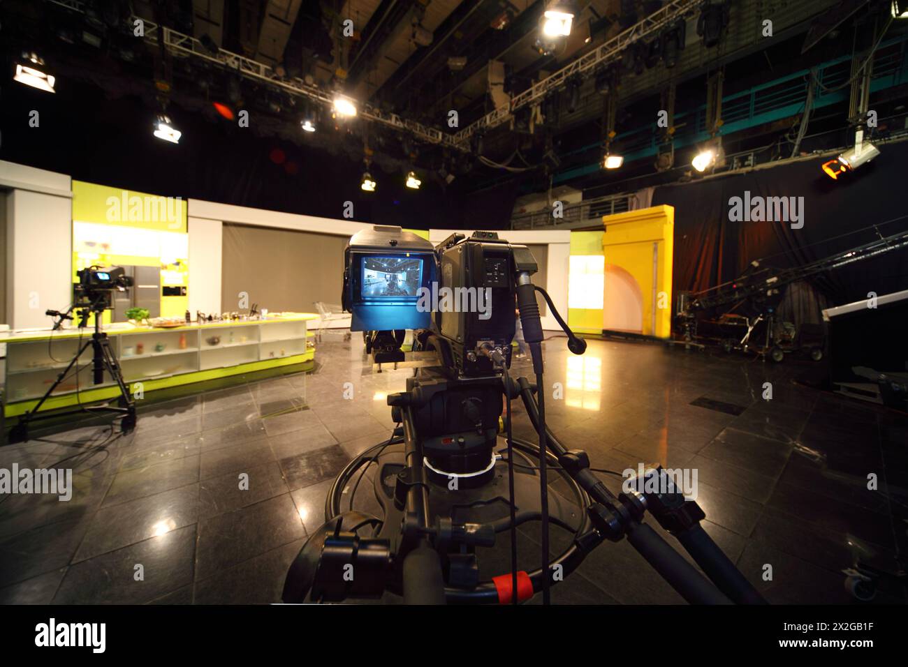 videocamera professionale nera in studio televisivo, scena luminosa Foto Stock