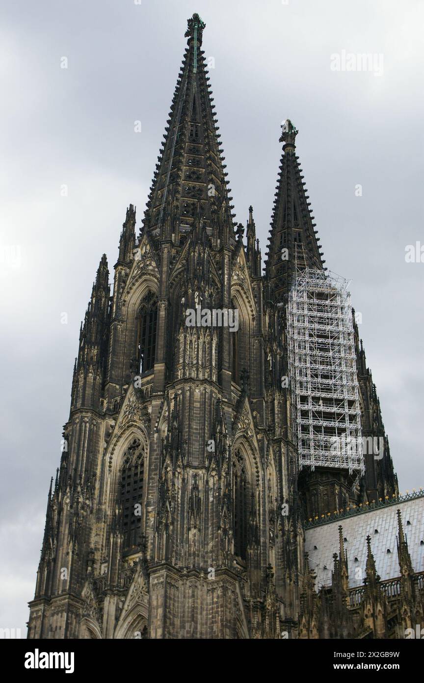 Cattedrale di Colonia con impalcatura su parte del tetto. Foto Stock