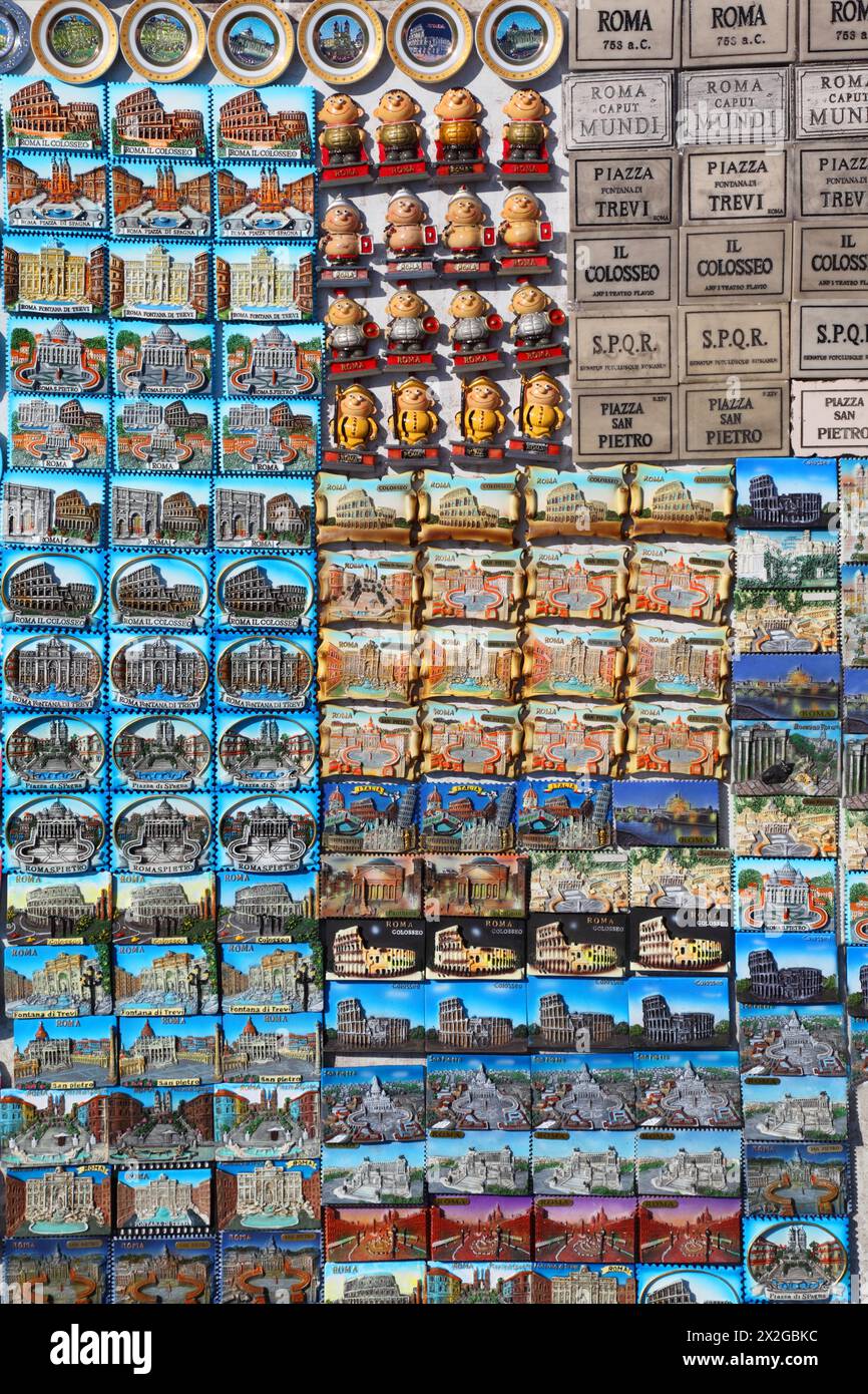 Poche file di souvenir magnetici da Roma: Colosseo, Piazza san Petro e Piazza di Spagna Foto Stock