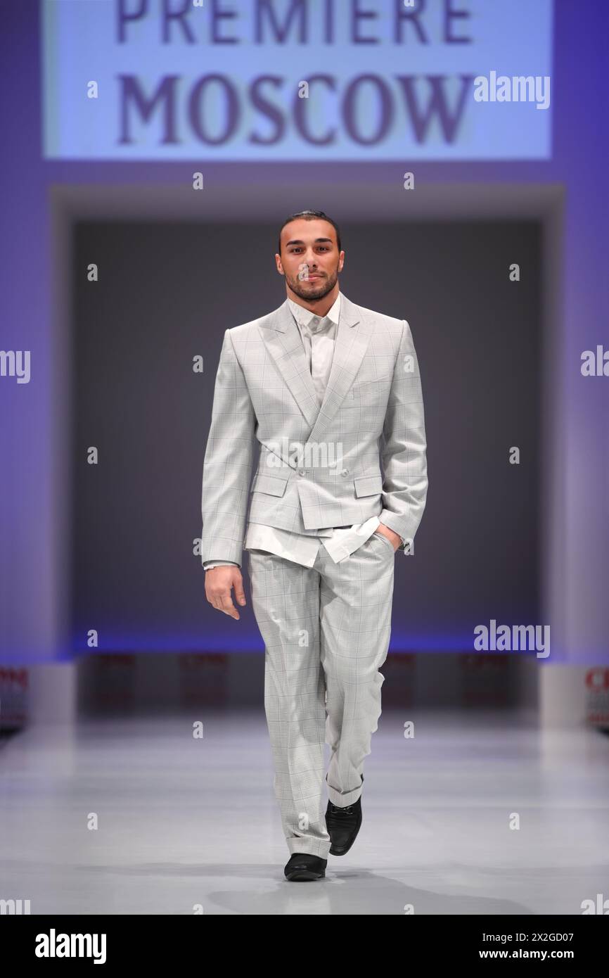 MOSCA - 22 FEBBRAIO: L'uomo indossa un abito grigio di Slava Zaytzev cammina sulla passerella della Collection Premiere Moscow, una delle principali fiere della moda dell'Europa orientale Foto Stock