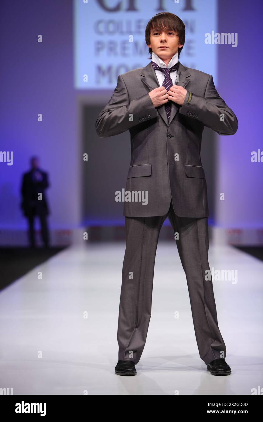 MOSCA - 22 FEBBRAIO: L'uomo indossa un abito grigio di Slava Zaytzev cammina sulla passerella della Collection Premiere Moscow, una delle principali fiere della moda dell'Europa orientale Foto Stock