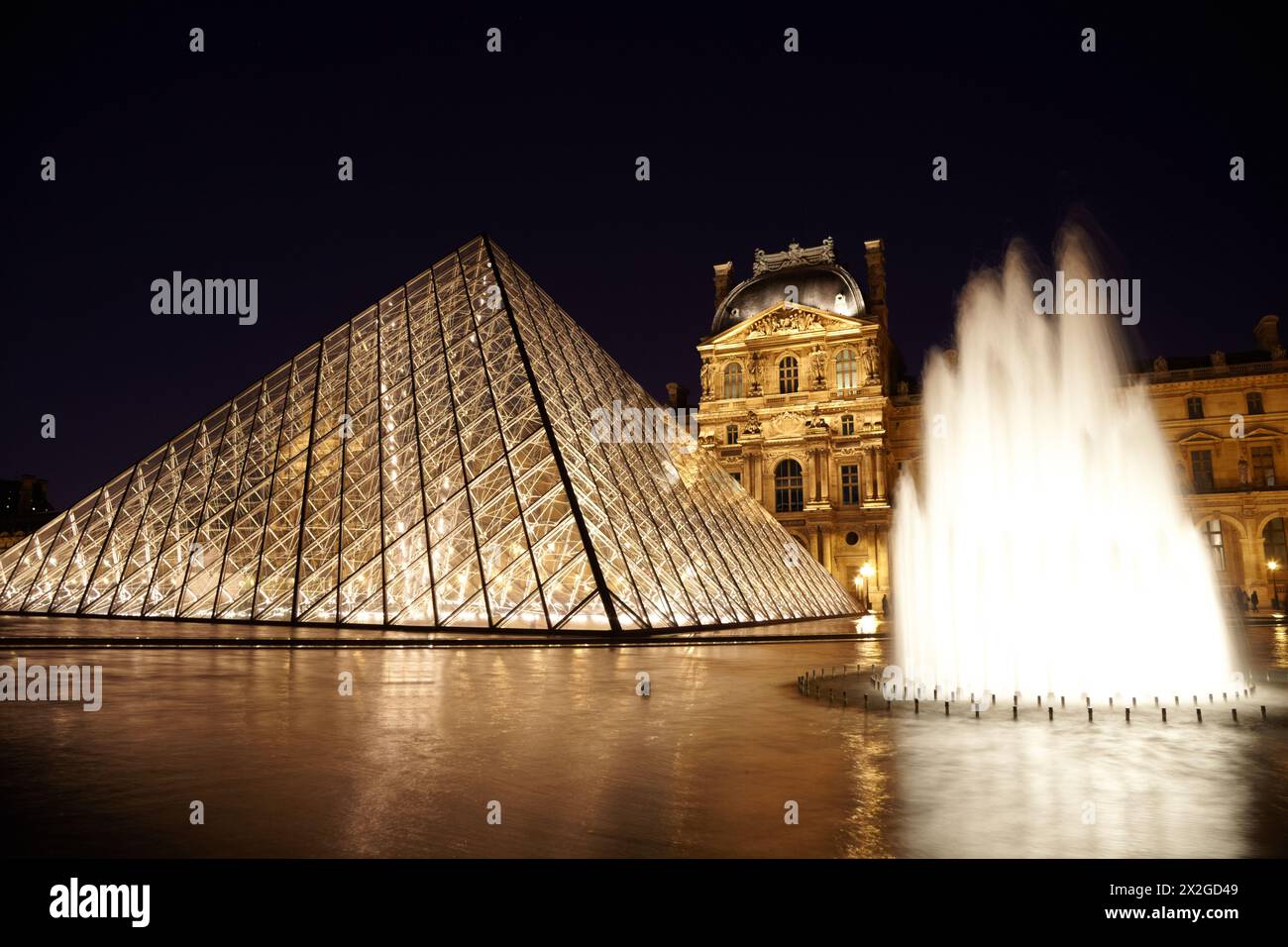 PARIGI - 1° GENNAIO: Piramide del Louvre, fauntain e Pavillon Rishelieu in serata, 1° gennaio 2010, Parigi, Francia. Questa struttura a piramide era des Foto Stock