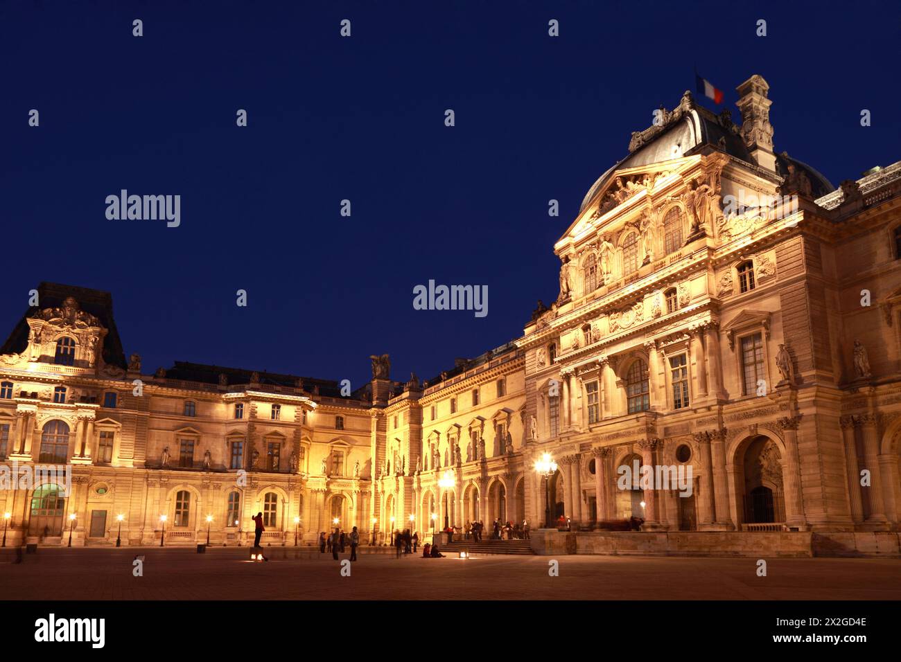 PARIGI - 1 GENNAIO: Pavillion Colbert e Pavillion Sully al Louvre, January1, 2010 Parigi, Francia. Il Pavillion Colbert e il Pavillion Sully sono parte integrante Foto Stock