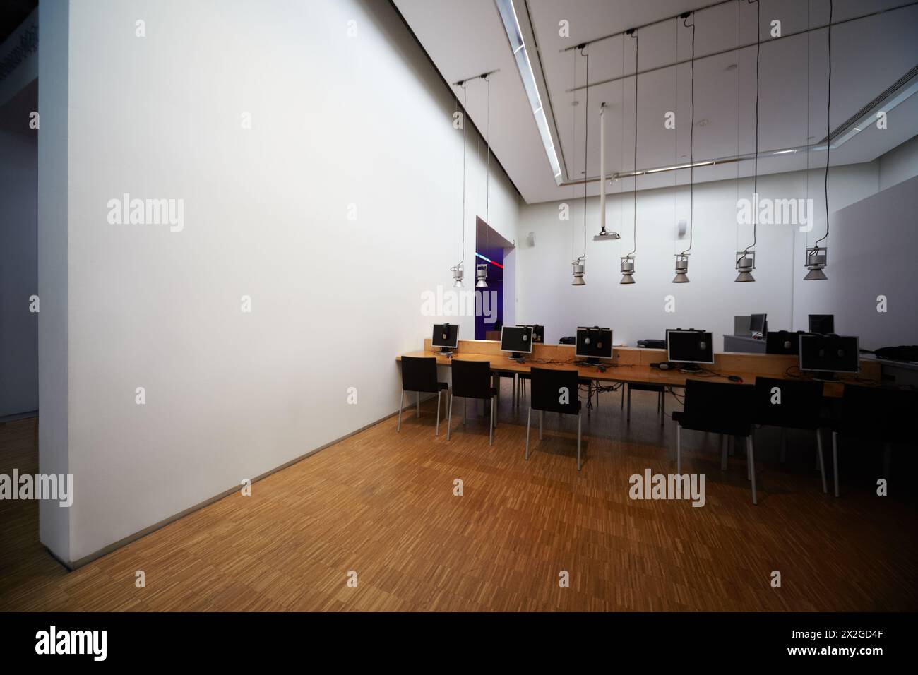 Il centro multimediale con monitor e fondali. Foto Stock