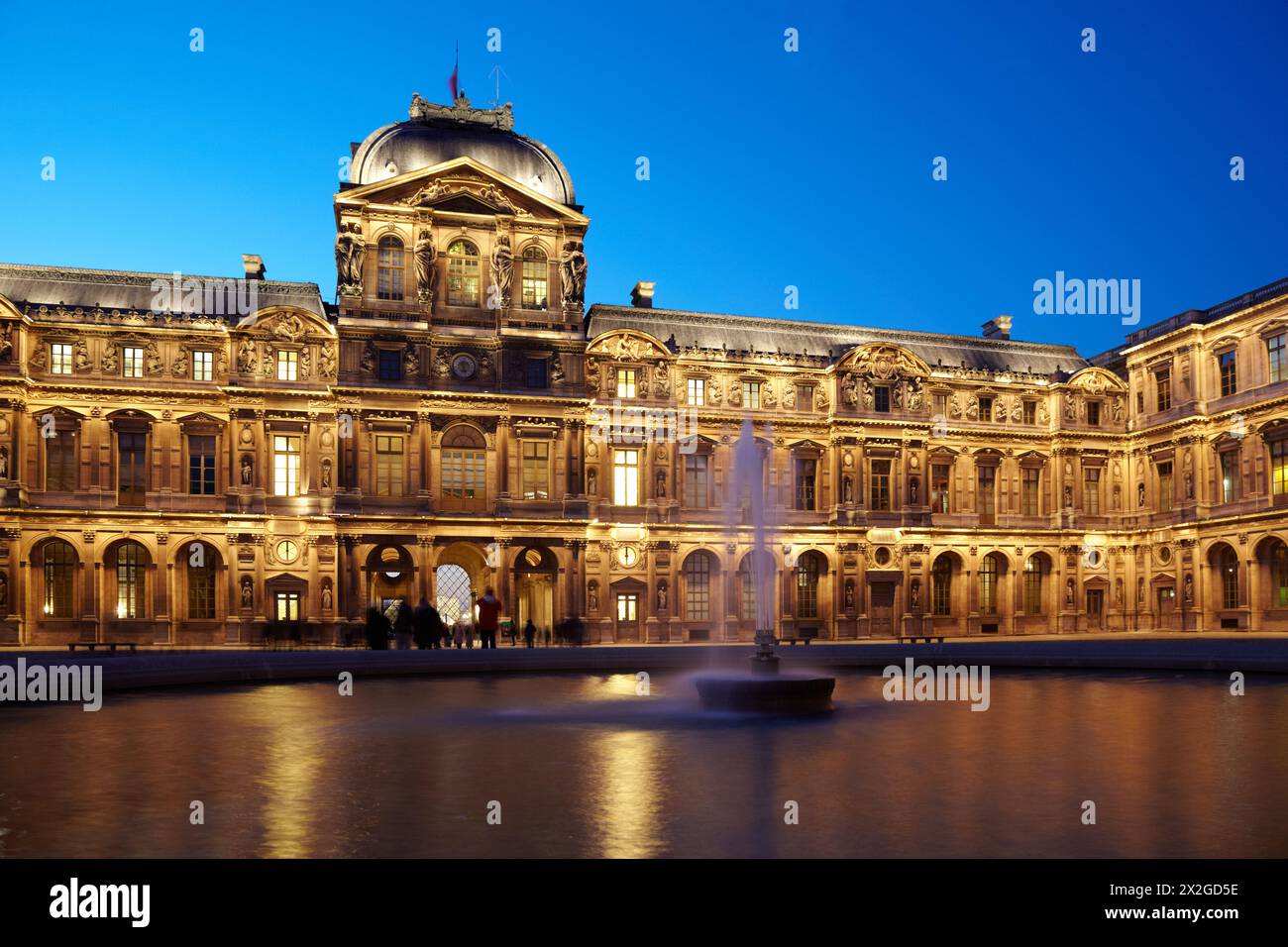 PARIGI - 1 GENNAIO: Cour carree del Louvre, 1 gennaio 2010, Parigi, Francia. La Cour Carree del Louvre fu creata dagli architetti di Lemerse, e poi lui Foto Stock