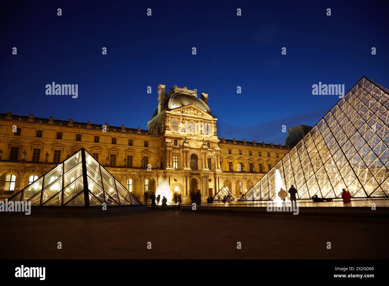 PARIGI - 1 GENNAIO: Piramide del Louvre e Pavillon Denon in serata, 1 gennaio 2010, Parigi, Francia. Il Pavillon Denon è una delle quattro parti del Louvre Foto Stock