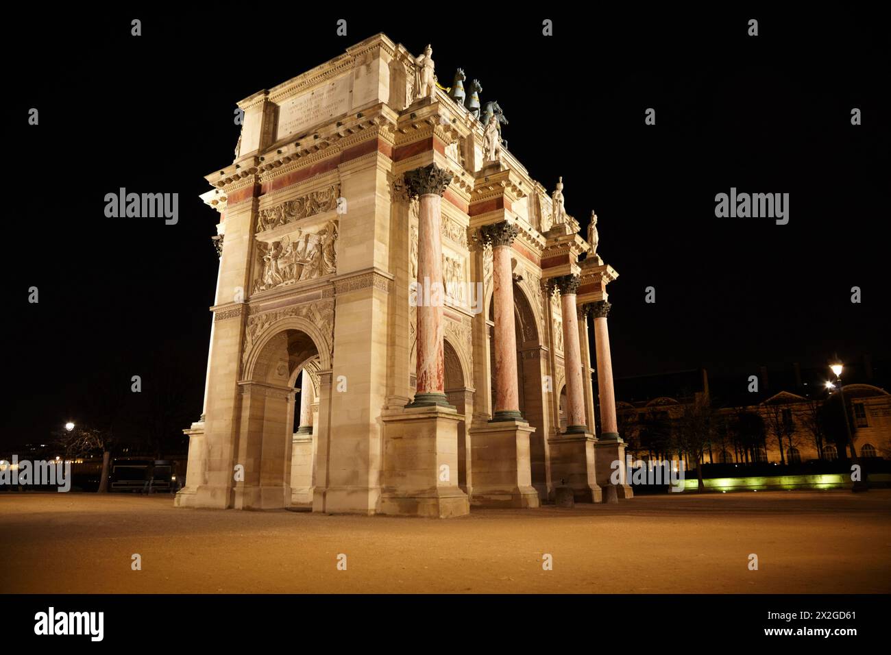 Arc de Triomphe a Place du Carrousel a Parigi di notte. Vista dall'angolo. Foto Stock