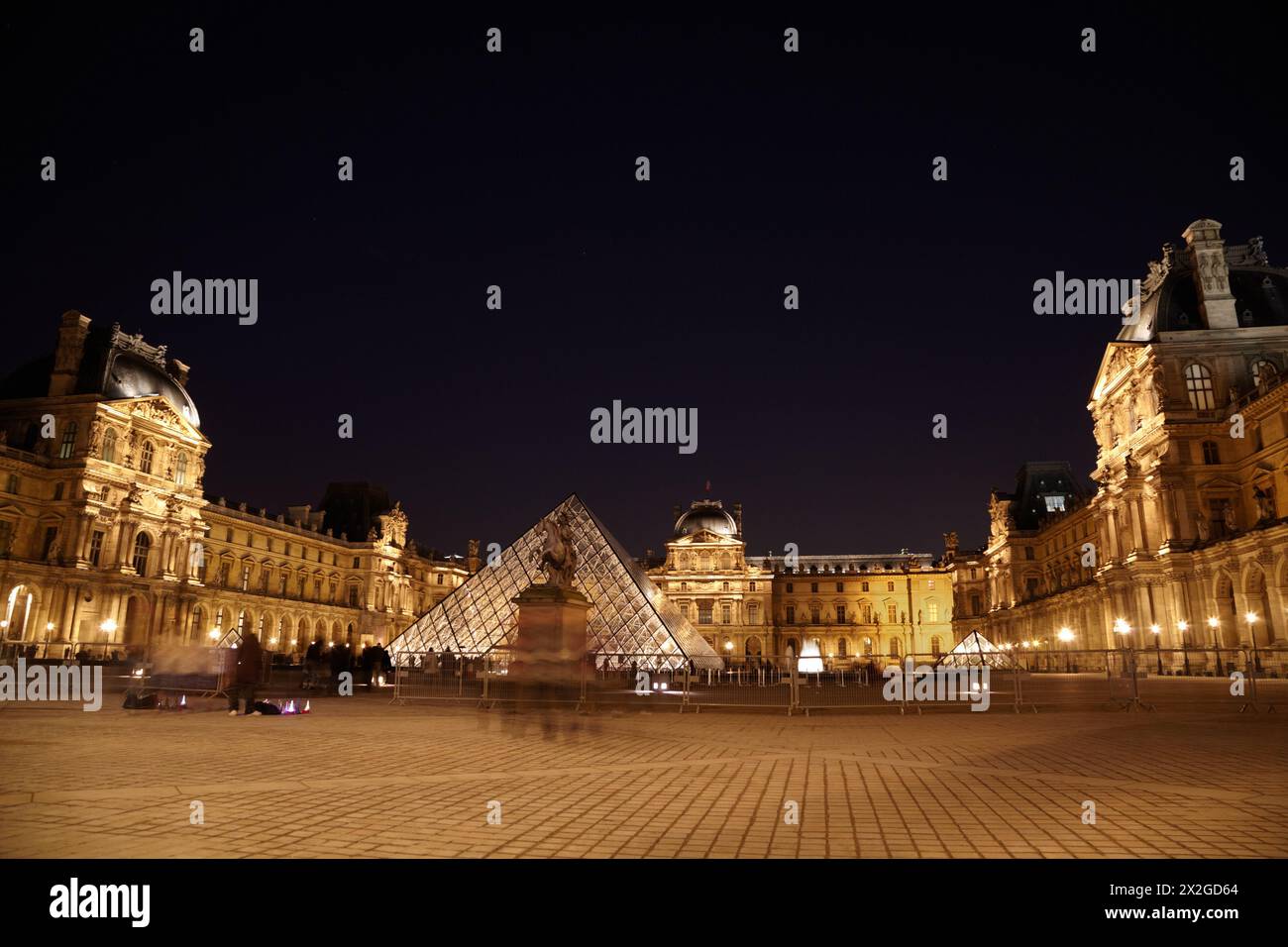 PARIGI - 1° GENNAIO: Museo del Louvre, piramide e statua equestre di Luigi XIV nella notte, 1° gennaio 2010, Parigi, Francia. Statua equestre di Luigi XIV Foto Stock