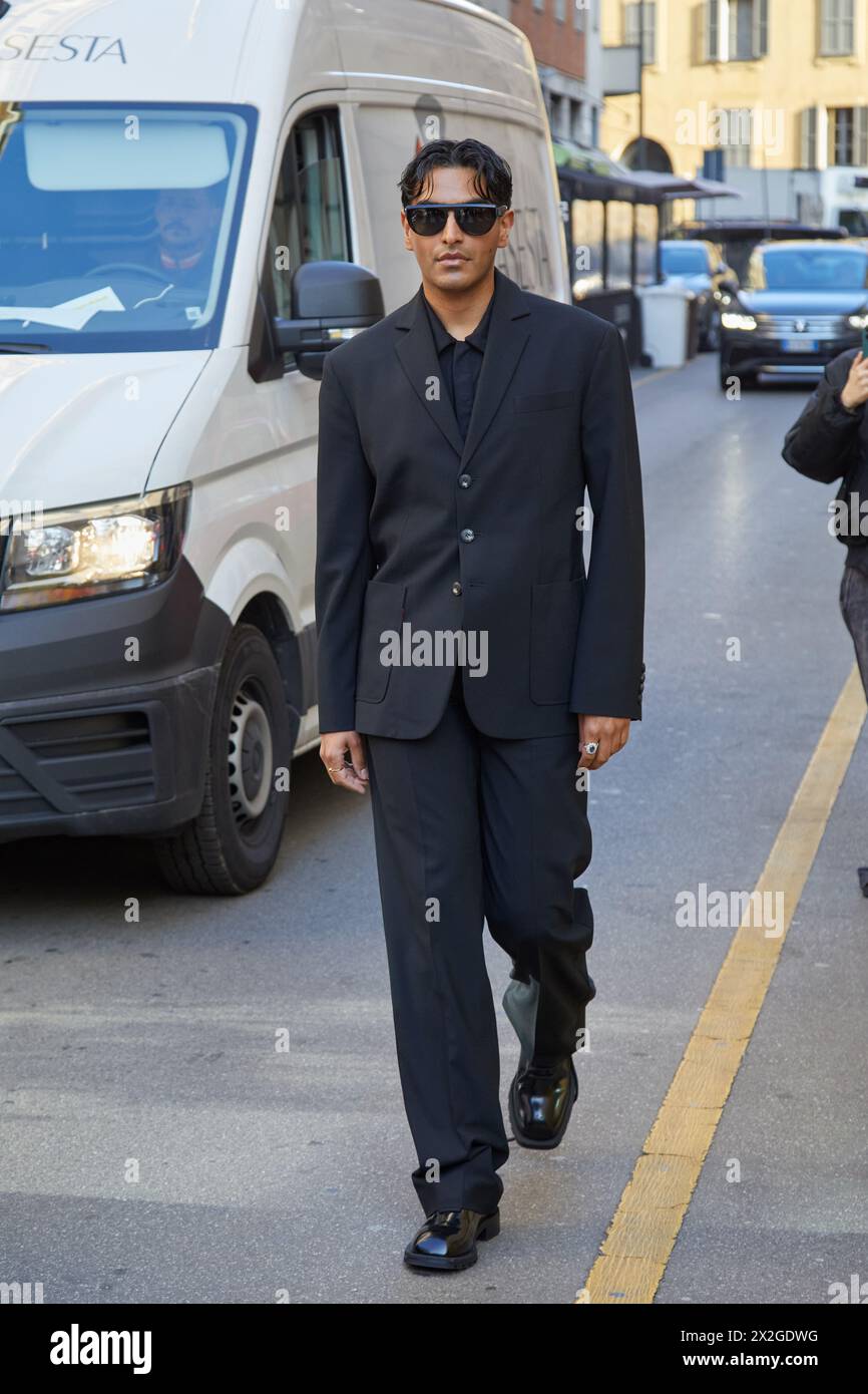 MILANO, ITALIA - 24 FEBBRAIO 2024: Rahi Chadda con tuta nera prima della sfilata Ferrari, Milano Fashion Week Street style Foto Stock