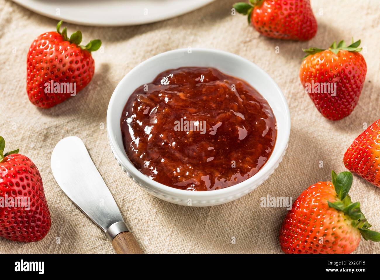 Marmellata di fragole rosse crude organiche per toast Foto Stock