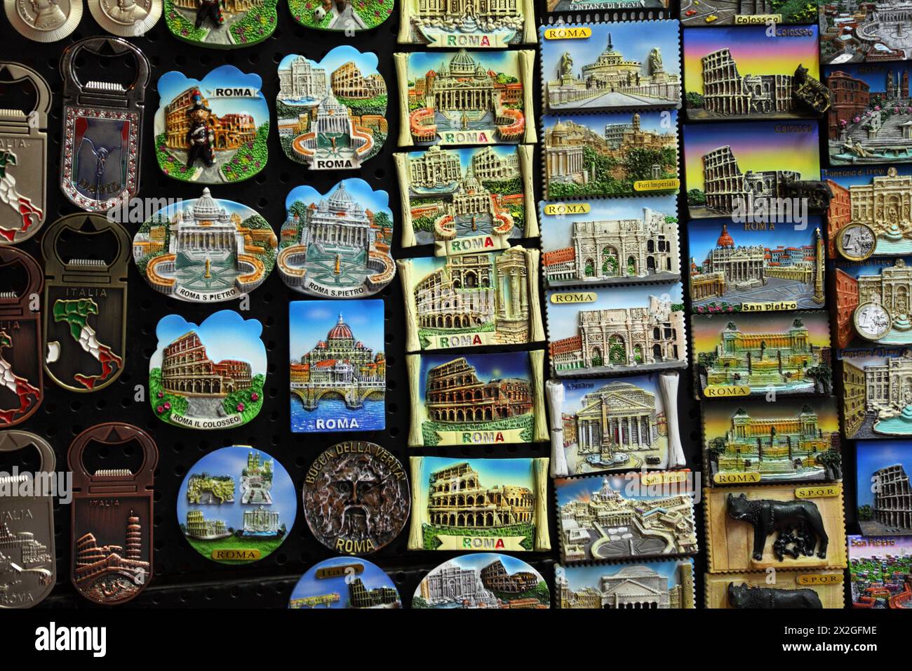 Poche file di souvenir magnetici da Roma: Colosseo, Piazza san Petro Foto Stock