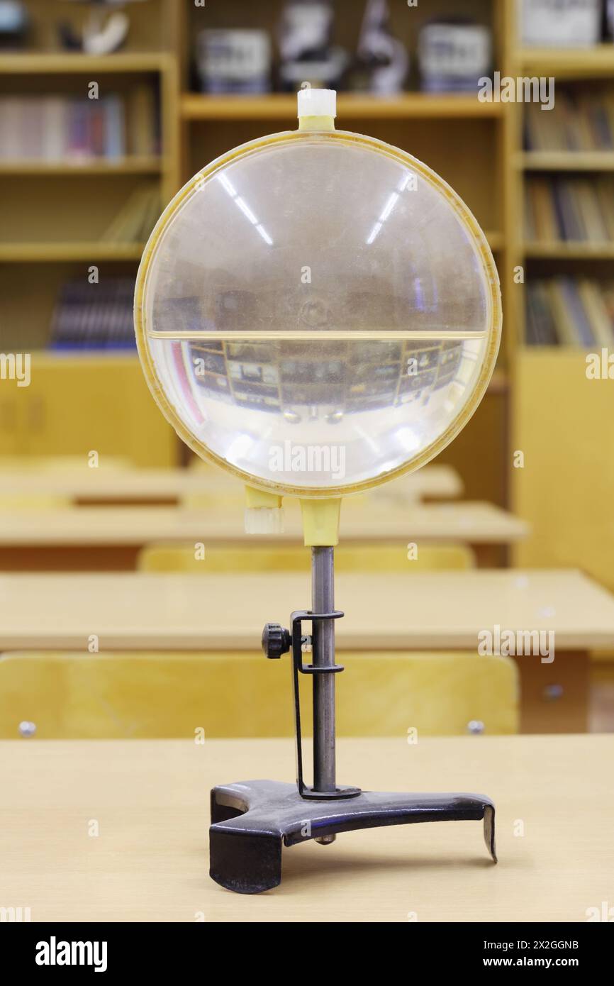 Vecchia lente d'acqua per esperimenti educativi in fisica; classe scolastica vuota Foto Stock