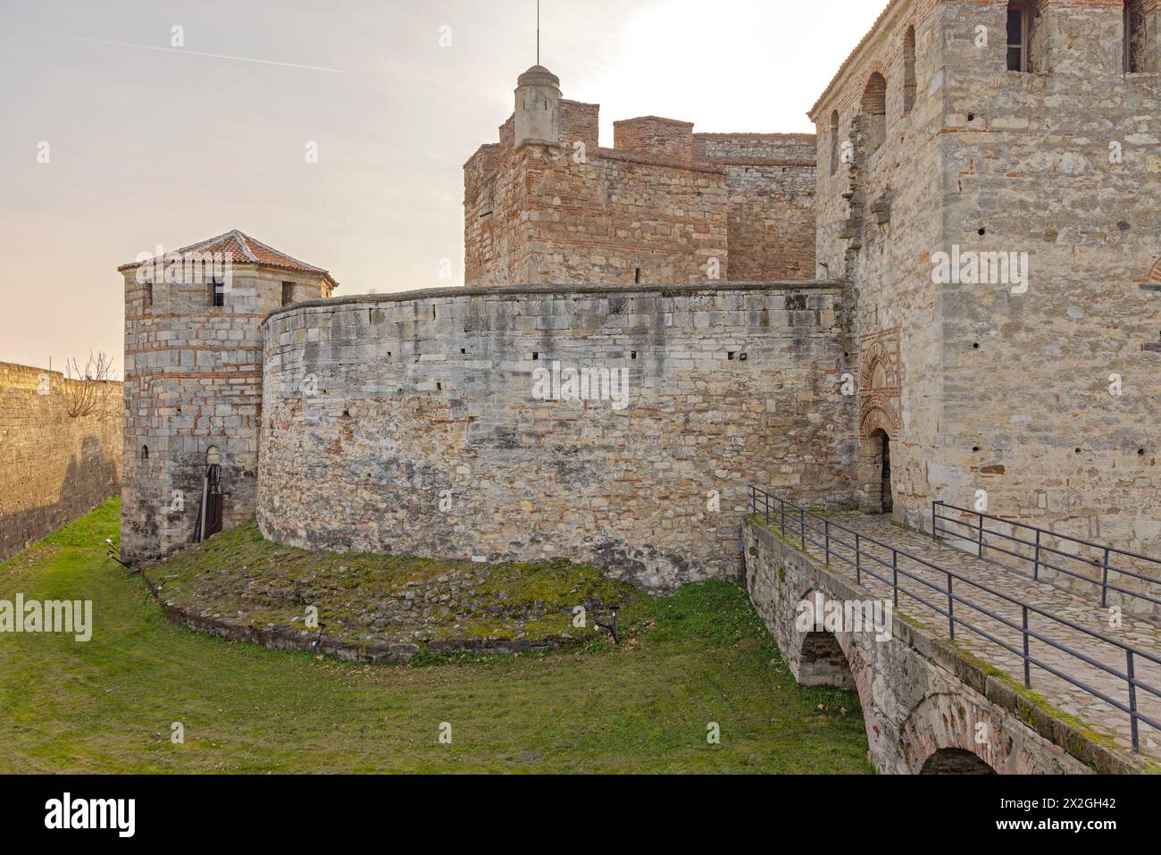 Vidin, Bulgaria - 16 marzo 2024: Ingresso al Ponte al Castello della Fortezza di Baba Vida, punto di riferimento storico nella giornata di primavera. Foto Stock