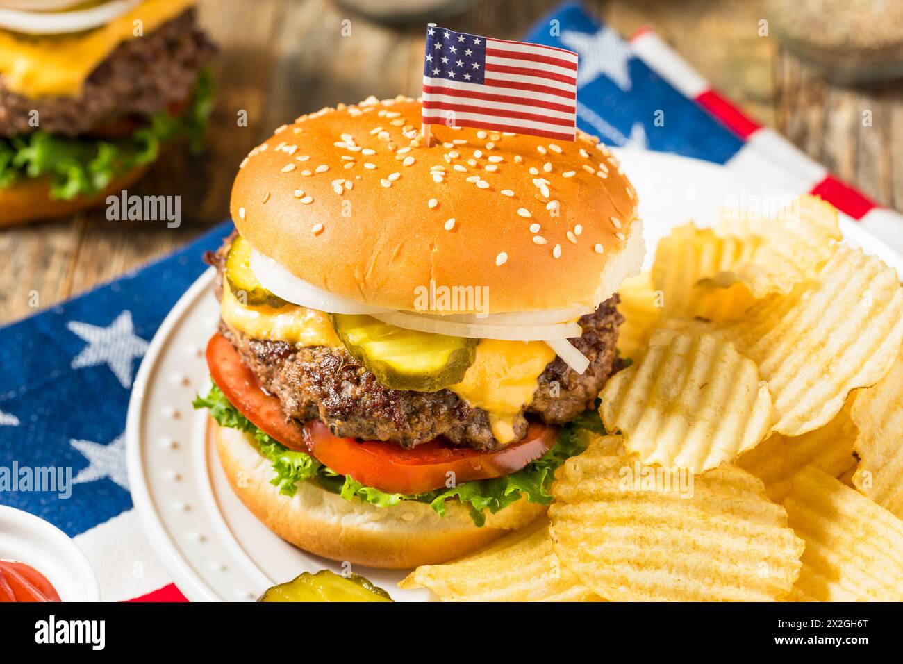 Cheeseburger Patriotic American Memorial Day con patatine fritte Foto Stock