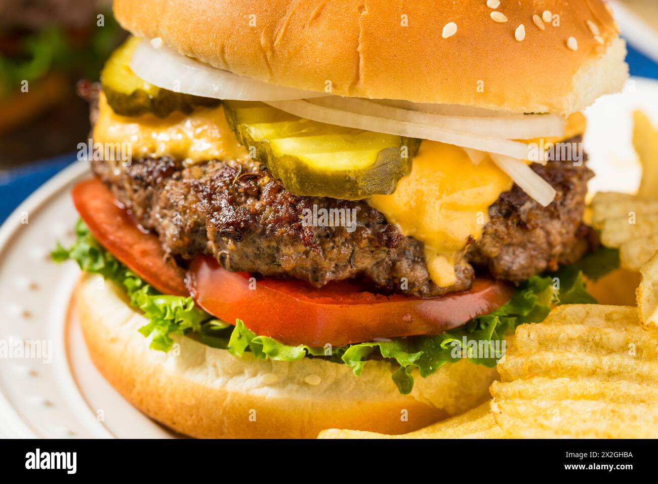 Cheeseburger Patriotic American Memorial Day con patatine fritte Foto Stock