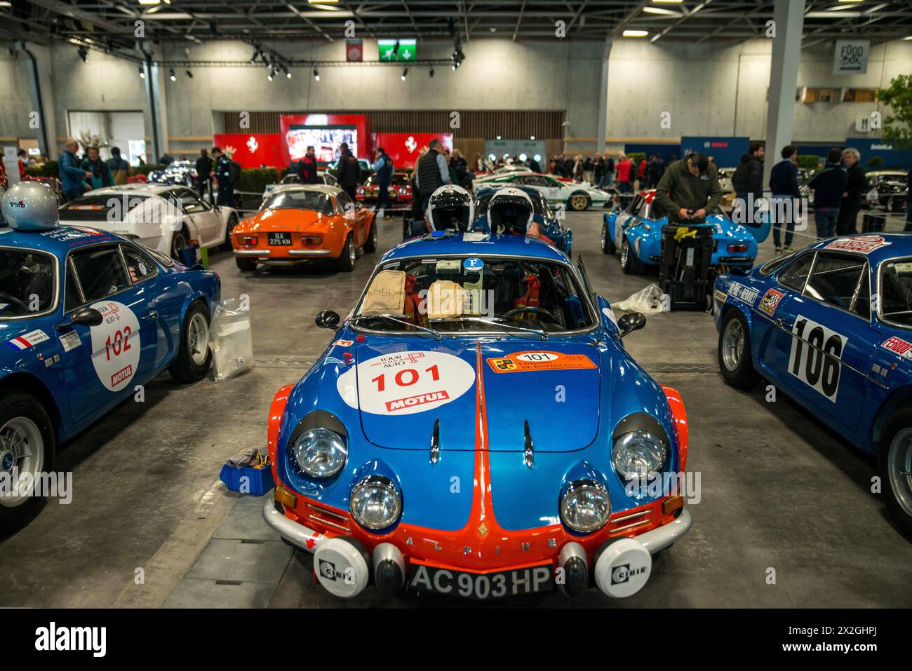 Parigi, Francia. 22 aprile 2024. 33a edizione del tour Auto Exposed alla porte de Versailles di Parigi, Francia, il 22 aprile 2024. L'inizio del 33° Tour Auto. In viaggio per 7 giorni di puro piacere nel cuore della Francia, da Parigi a Biarritz, via Tours (la Grange de Meslay), Limoges, Carcassonne e Pau. Foto di Denis Prezat/ABACAPRESS.COM credito: Abaca Press/Alamy Live News Foto Stock