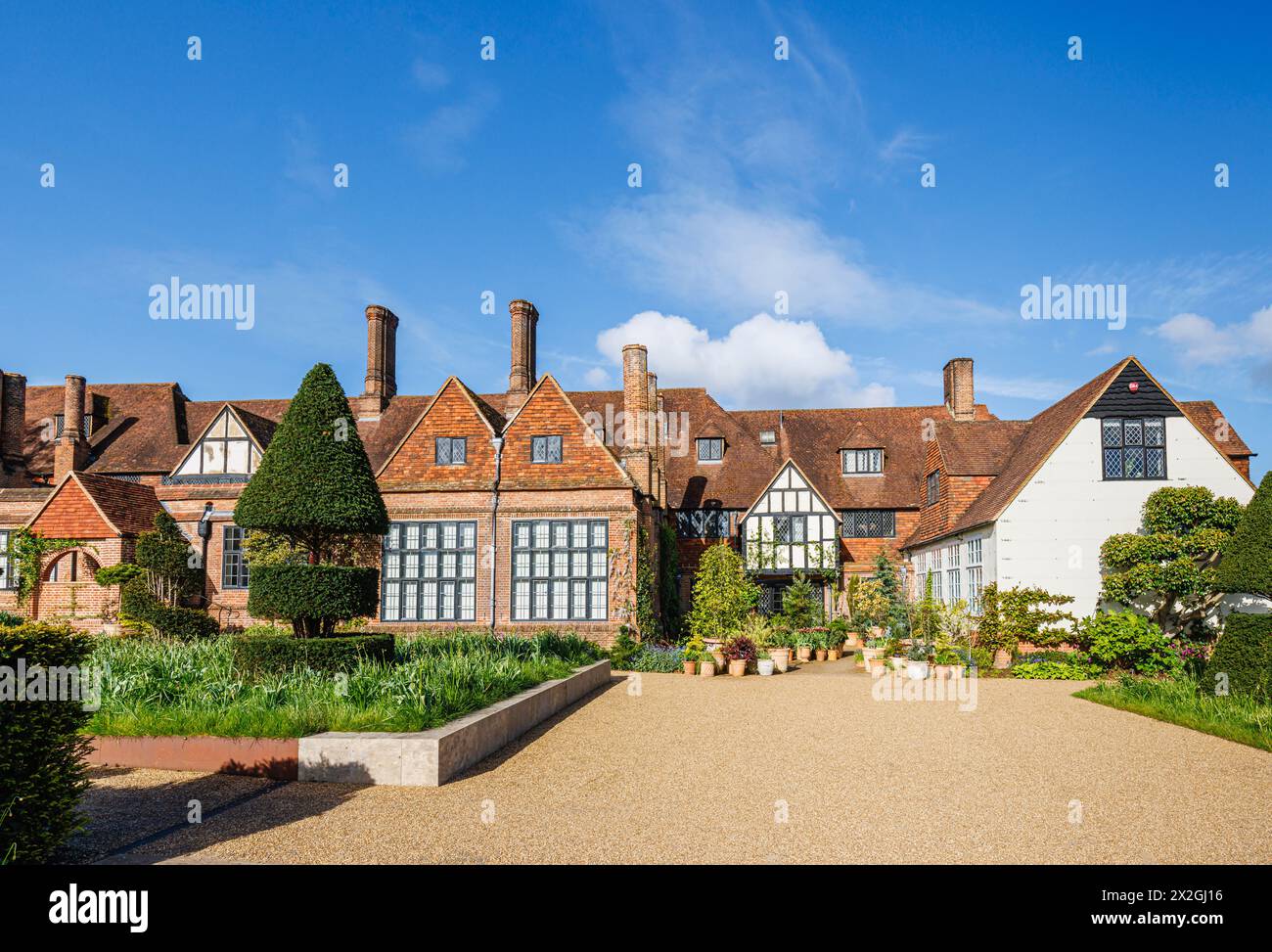 L'iconico Laboratory Building presso RHS Garden, Wisley, Surrey, Inghilterra sud-orientale in primavera Foto Stock