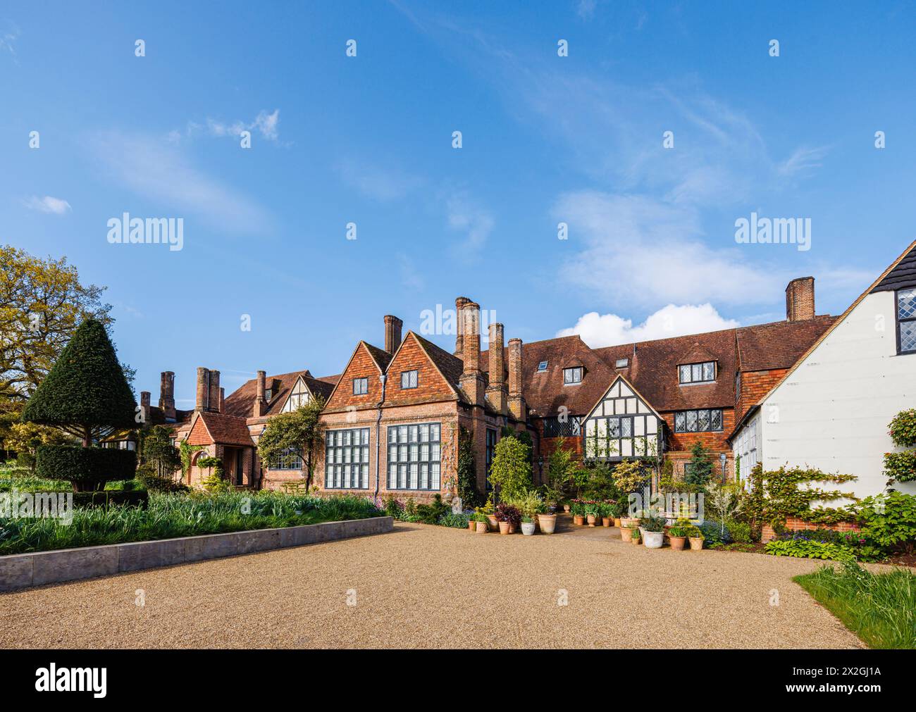 L'iconico Laboratory Building presso RHS Garden, Wisley, Surrey, Inghilterra sud-orientale in primavera Foto Stock