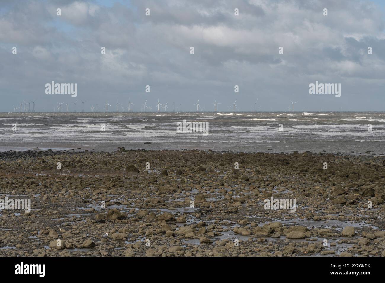 Turbine eoliche offshore all'orizzonte, parte di Walney Wind Farm, Barrow-in-Furness, Cumbria Foto Stock