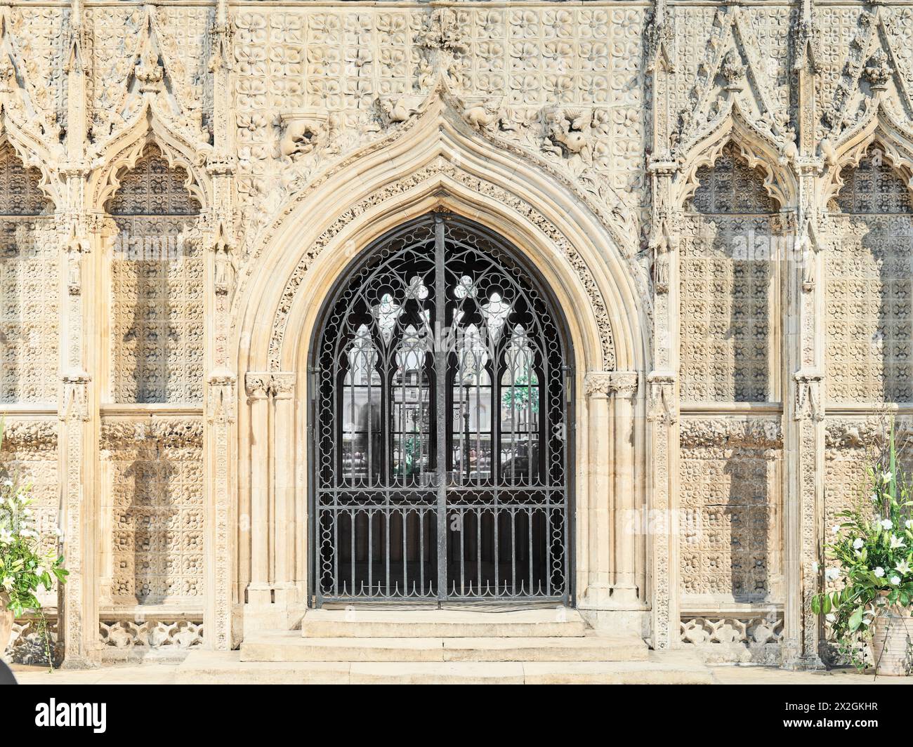 Porta d'ingresso al coro attraverso il recinto in pietra decorato nella cattedrale di Lincoln, in Inghilterra. Foto Stock