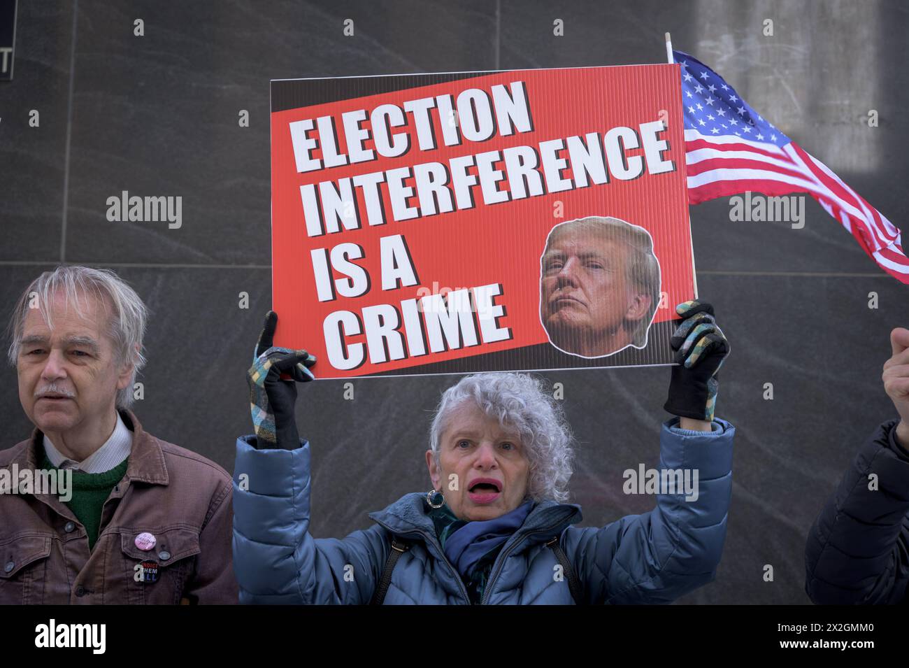 STATI UNITI. 22 aprile 2024. Mentre le dichiarazioni di apertura iniziano il 22 aprile 2024 in People of the State of New York contro Donald Trump, i membri del gruppo di attivisti Rise and Rest e gli alleati si sono riuniti al di fuori della Corte penale di New York al 100 di Centre Street a Manhattan per tenere una manifestazione mentre Donald Trump è arrivato alla sua apparizione in tribunale penale nel caso di interferenza elettorale davanti al giudice Juan Merchan. (Foto di Erik McGregor/Sipa USA) credito: SIPA USA/Alamy Live News Foto Stock