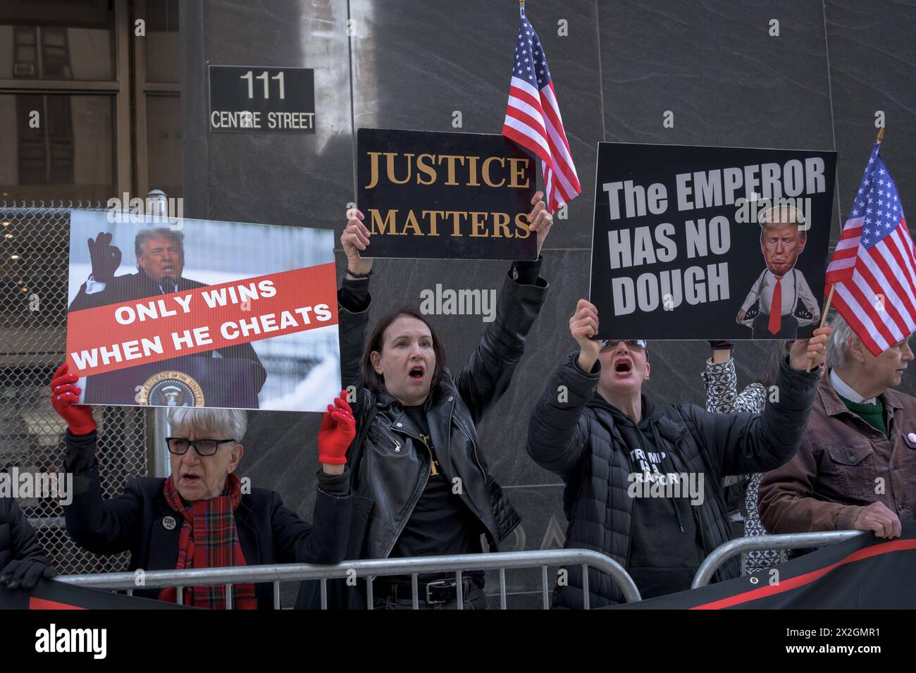 STATI UNITI. 22 aprile 2024. Mentre le dichiarazioni di apertura iniziano il 22 aprile 2024 in People of the State of New York contro Donald Trump, i membri del gruppo di attivisti Rise and Rest e gli alleati si sono riuniti al di fuori della Corte penale di New York al 100 di Centre Street a Manhattan per tenere una manifestazione mentre Donald Trump è arrivato alla sua apparizione in tribunale penale nel caso di interferenza elettorale davanti al giudice Juan Merchan. (Foto di Erik McGregor/Sipa USA) credito: SIPA USA/Alamy Live News Foto Stock