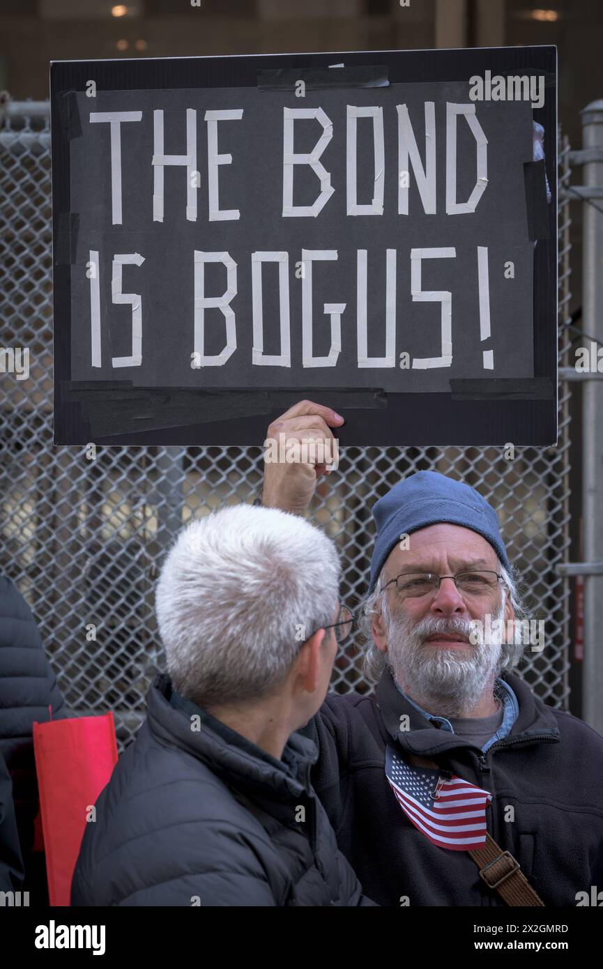 STATI UNITI. 22 aprile 2024. Mentre le dichiarazioni di apertura iniziano il 22 aprile 2024 in People of the State of New York contro Donald Trump, i membri del gruppo di attivisti Rise and Rest e gli alleati si sono riuniti al di fuori della Corte penale di New York al 100 di Centre Street a Manhattan per tenere una manifestazione mentre Donald Trump è arrivato alla sua apparizione in tribunale penale nel caso di interferenza elettorale davanti al giudice Juan Merchan. (Foto di Erik McGregor/Sipa USA) credito: SIPA USA/Alamy Live News Foto Stock