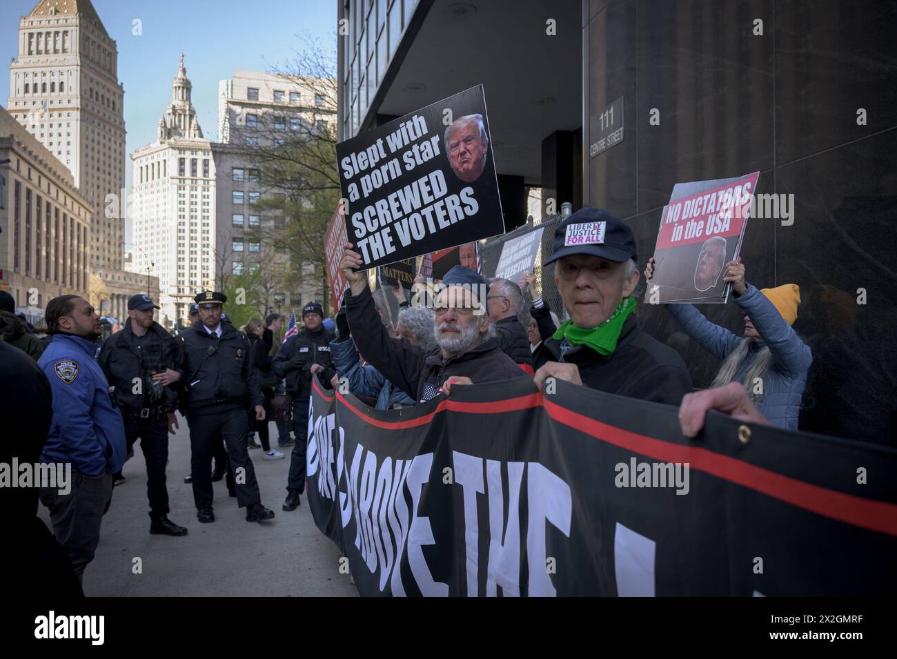 STATI UNITI. 22 aprile 2024. Mentre le dichiarazioni di apertura iniziano il 22 aprile 2024 in People of the State of New York contro Donald Trump, i membri del gruppo di attivisti Rise and Rest e gli alleati si sono riuniti al di fuori della Corte penale di New York al 100 di Centre Street a Manhattan per tenere una manifestazione mentre Donald Trump è arrivato alla sua apparizione in tribunale penale nel caso di interferenza elettorale davanti al giudice Juan Merchan. (Foto di Erik McGregor/Sipa USA) credito: SIPA USA/Alamy Live News Foto Stock