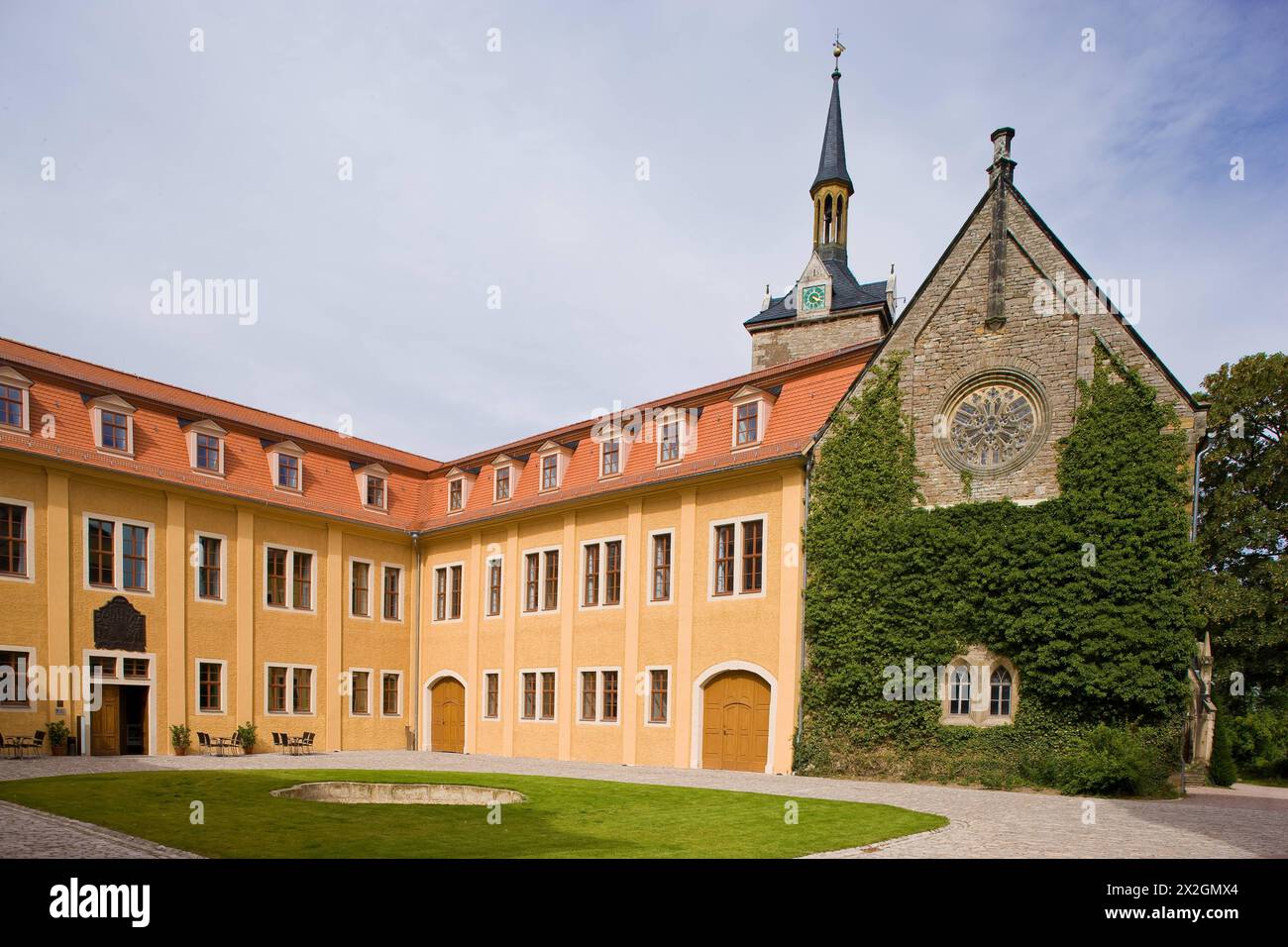 Schloss Ettersburg Schloss und Park Ettersburg liegen beim thüringischen Ettersburg auf dem Ettersberg, einem lang gestreckten Höhenzug nördlich von Weimar. Seit 1998 gehören sie als Teil des ensembles Klassisches Weimar zum UNESCO-Welterbe. Ettersburg . Thüringen Deutschland *** il castello di Ettersburg il castello e il parco di Ettersburg si trovano vicino a Ettersburg in Turingia sull'Ettersberg, una catena montuosa allungata a nord di Weimar dal 1998, fanno parte del patrimonio mondiale dell'UNESCO Ettersburg Turingia Germania come parte del gruppo classico di Weimar Foto Stock