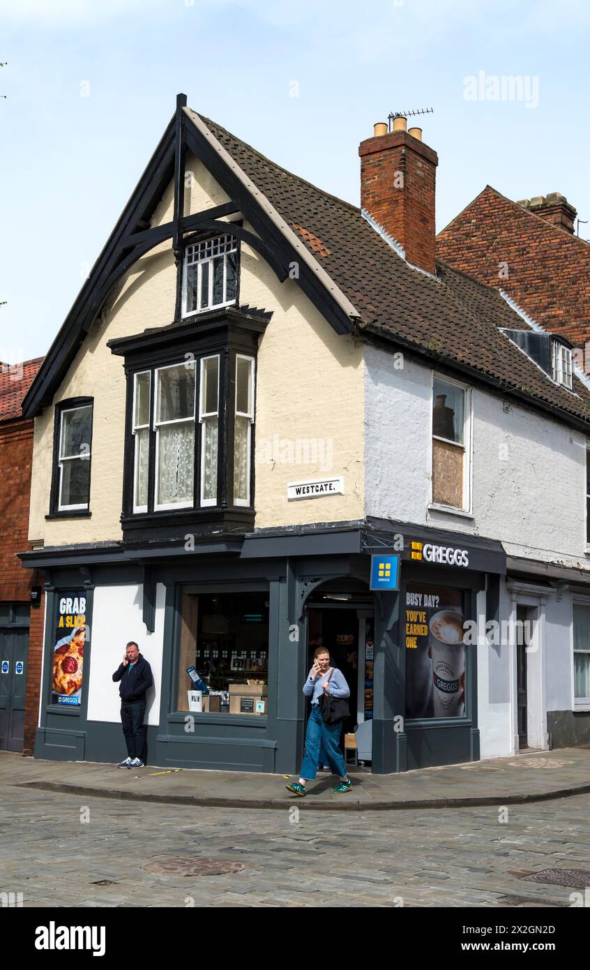 Greggs, angolo tra Westgate e Bailgate, Lincoln City, Lincolnshire, Inghilterra, Regno Unito Foto Stock