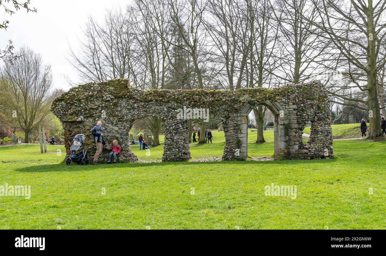 Resti di mura nei giardini dell'abbazia, Bury St Edmunds, Suffolk, Inghilterra, Regno Unito Foto Stock