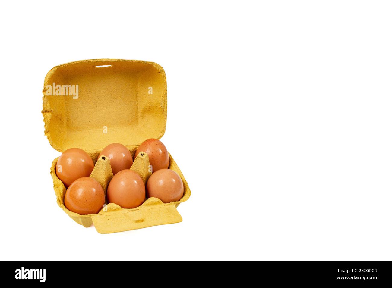 confezione da sei uova in cartone giallo, isolata su sfondo bianco, con spazio negativo Foto Stock